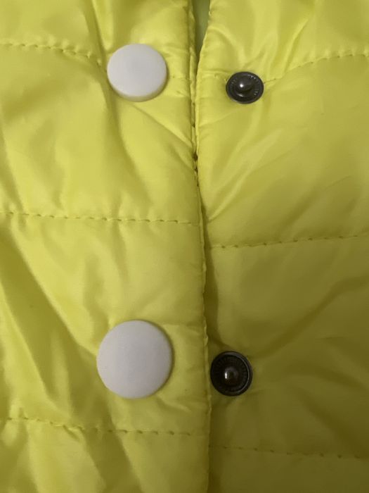 Яркая легкая куртка