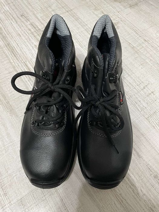 Работни обувки с метално бомбе