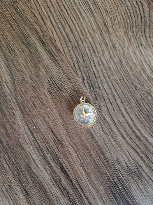 Стилен Медальон “Компас” – Подаръчна Кутия от Fineline Jewellery