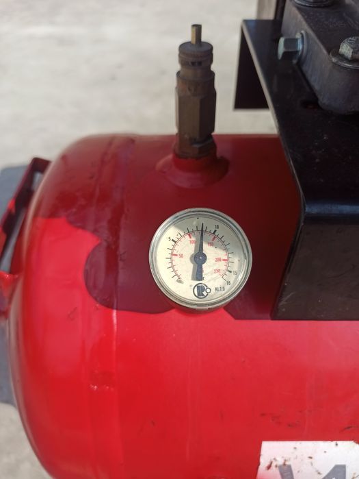 Compresor de  aer pe benzină