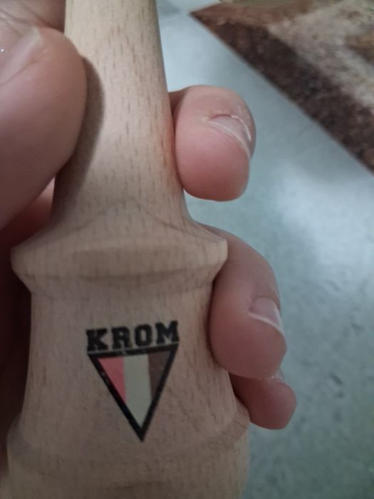 Kendama strogo napolitan.