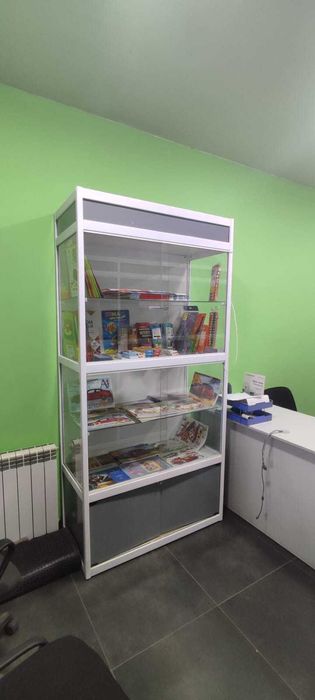 Продам витрины и столы б/у