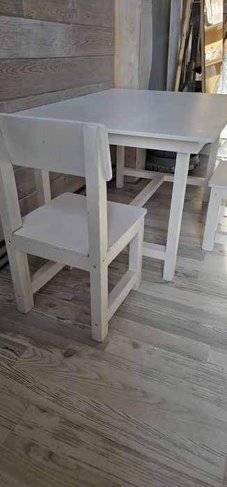 Детский стол и стулья