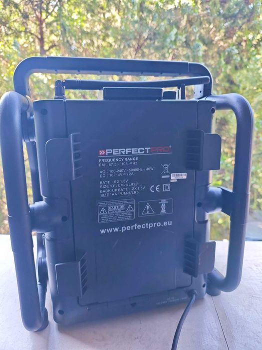 ЧИСТО НОВО Професионално строително радио PerfectPro Cubi – Мощен стерео звук (На батерии и 220V)