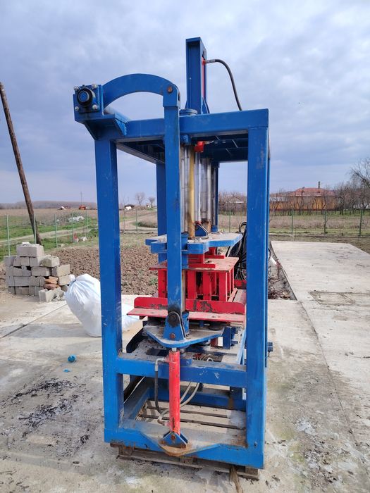 Vând vibropresă staționară STRONG – Stare impecabilă, 6 luni utilizare