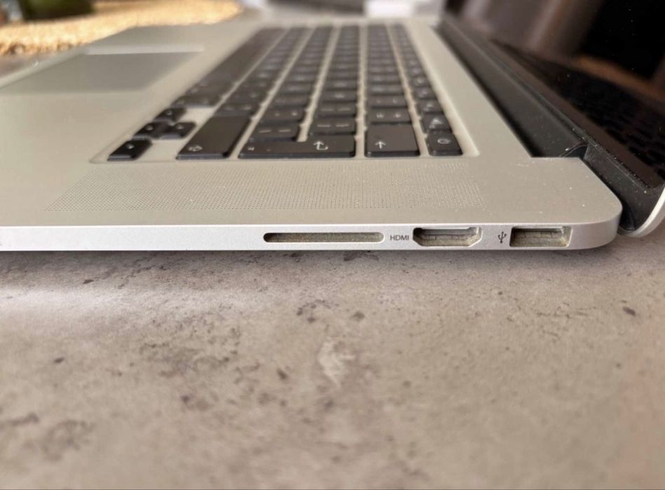 MacBook Pro Retina 15" / i7 / 8GB / 250GB SSD / с кутия и зарядно