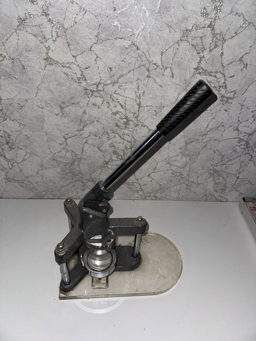 Аппарат для изготовления значков