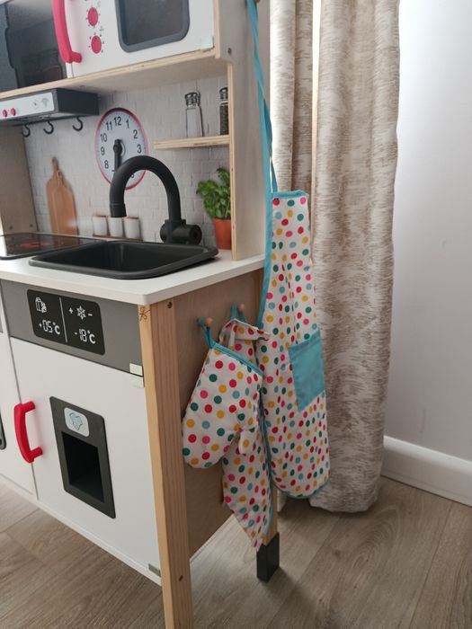 Vând bucătărie cu accesorii+ masa cu scaune  copii