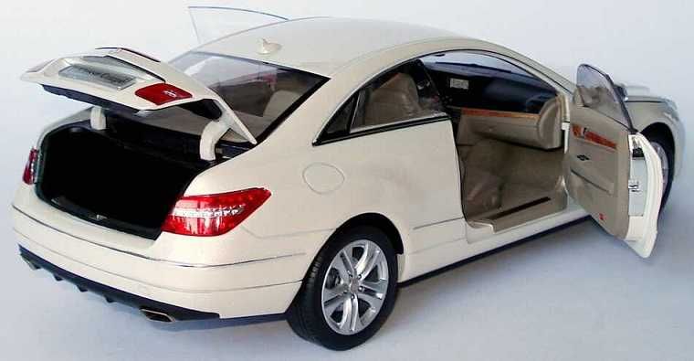 1:18 Mercedes-Benz E-Class Coupe diamond white.