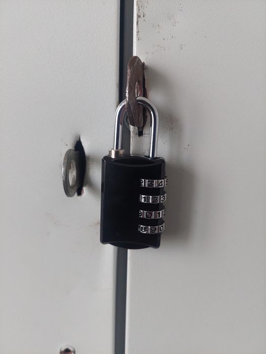 Замок весячи кодовый