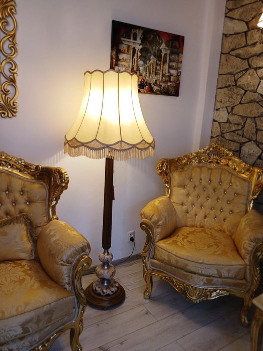Set BAROC din lemn de fag masiv, reproducere Primavera, în stare impecabilă. Piesele sunt sculptate, fără uzură, potrivite pentru livinguri elegante.