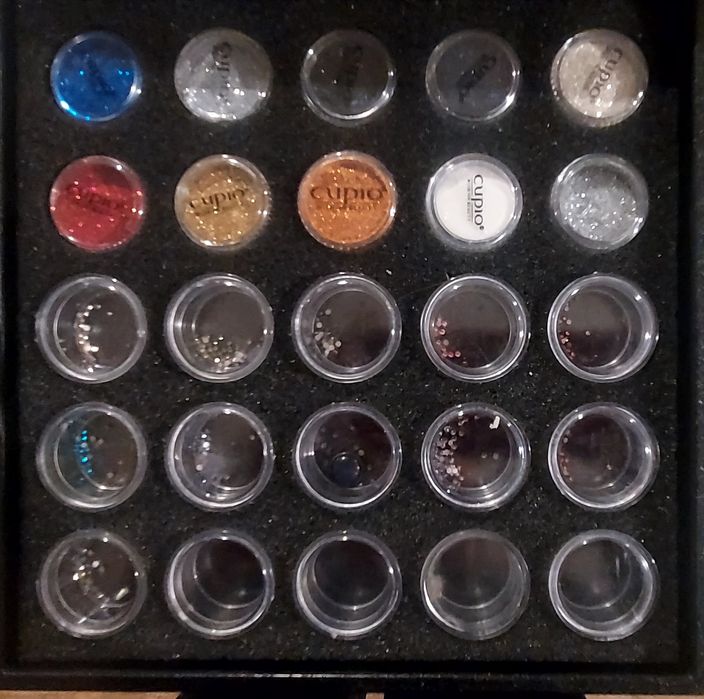 sclipici unghii false și pietricele cupio