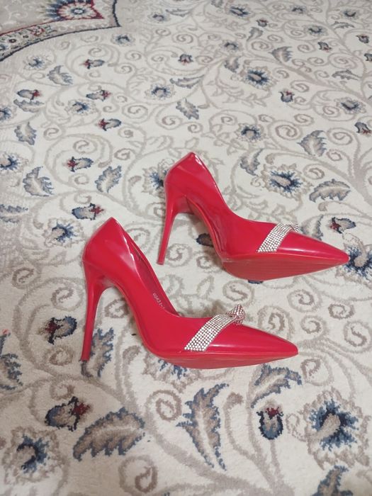 Tufli 1 Marta toyga kiyilgan holati yangi