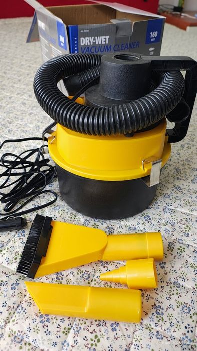 Aspirator auto cu accesorii