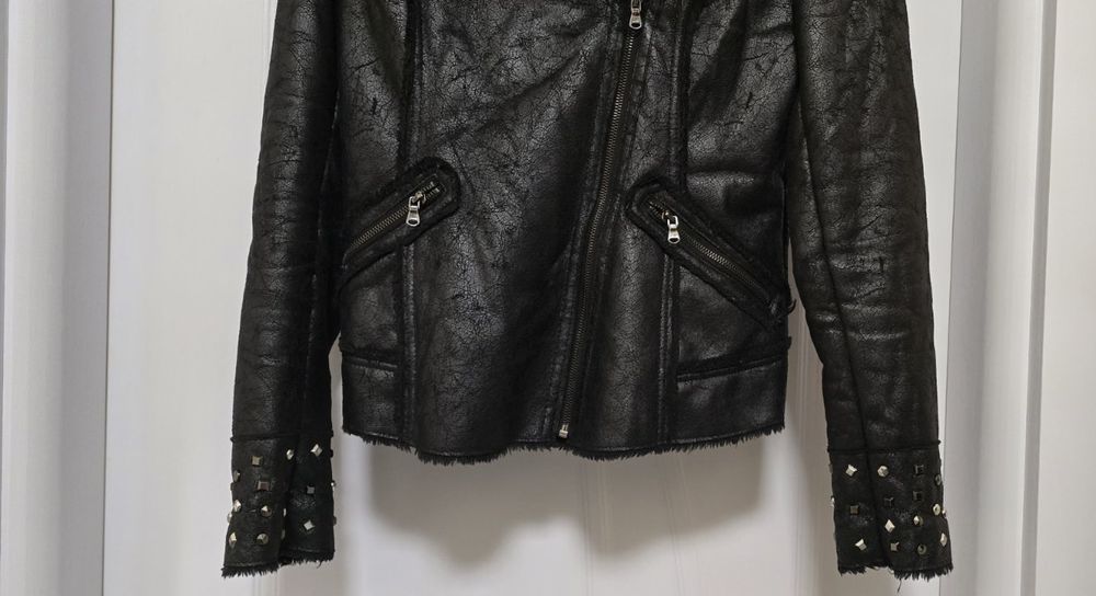 Дамско оригинално яке със пухена яка.  GUESS.