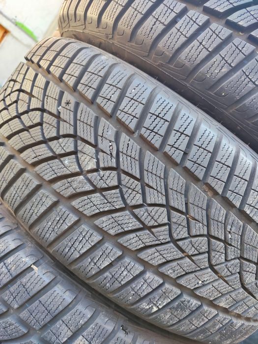 4 бр зимни 225/45/18 Goodyear