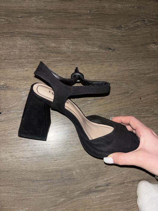 Каблуки , новые , носили пару раз