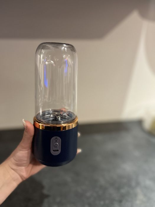 Mini-blender portabil + pahar cu capat (compact, usor de transportat)