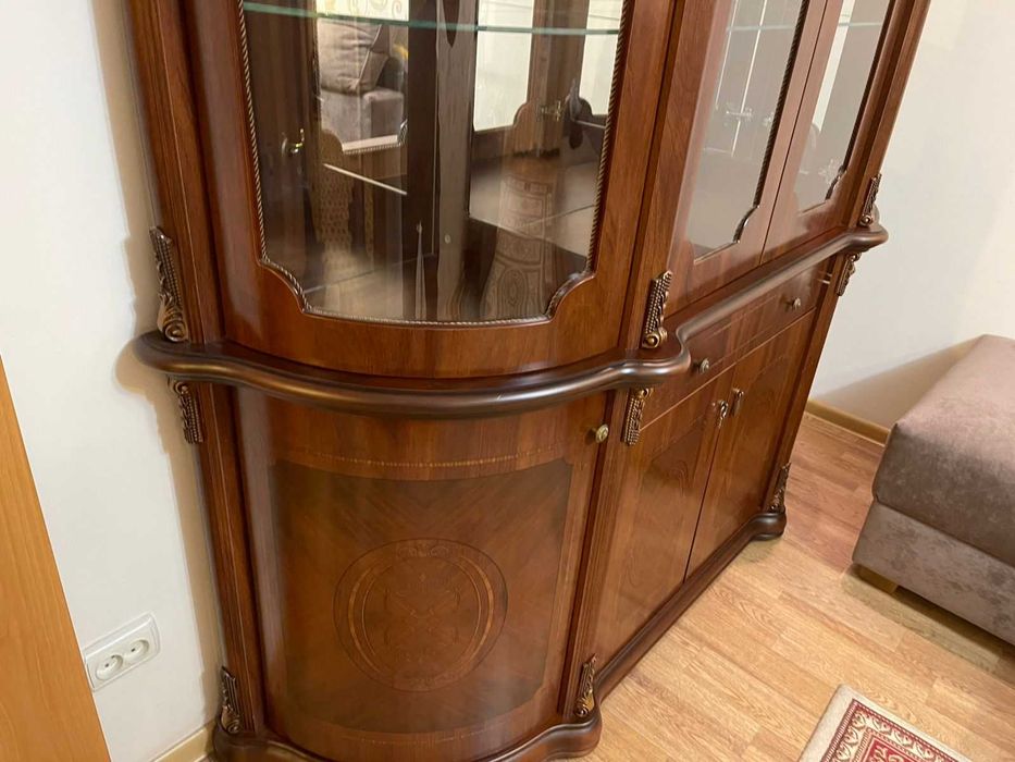 шкаф витринный для гостевой