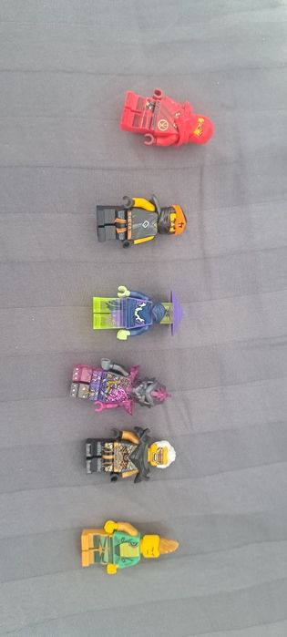 Vând minifigurine Lego Ninjago