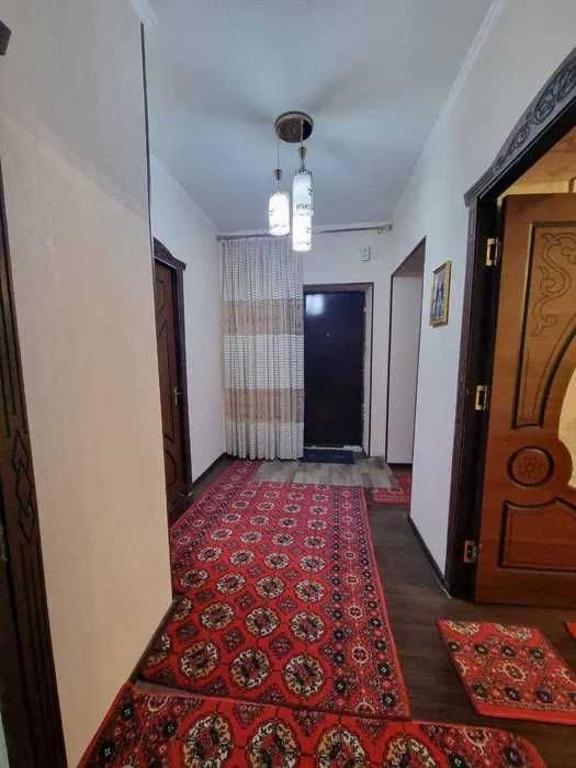 Uy sotiladi 3 xonalik kvartira 84 m/kv 2-qavatda sentrda yo'l yuzida