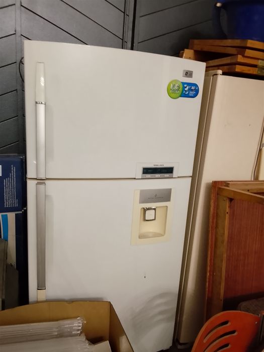 Продаются холодильники LG и газовая плита