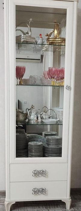 Шкаф-витрина в отличном  состоянии.