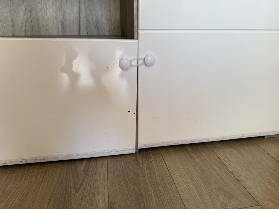 Продавам скрин бял гланц и ПДЧ