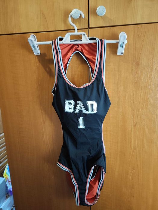 Цял бански с изрязан гръб S