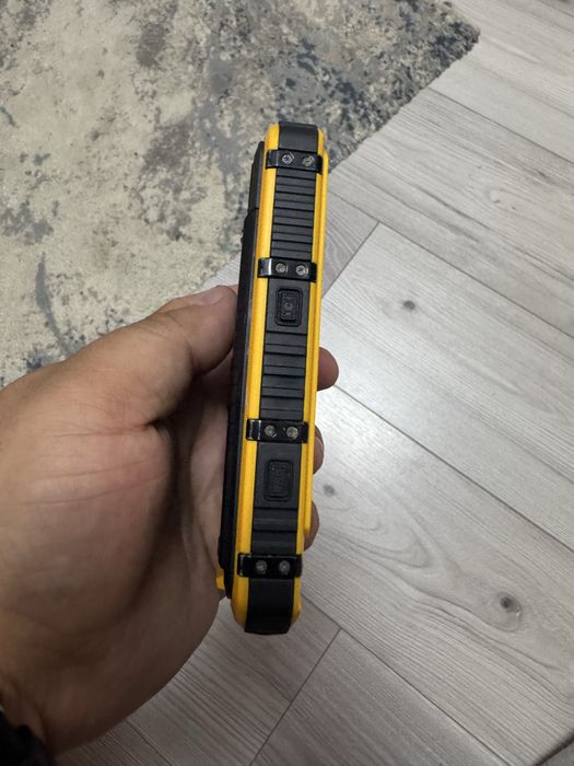 Vand telefon rezistent la apa, praf si socuri