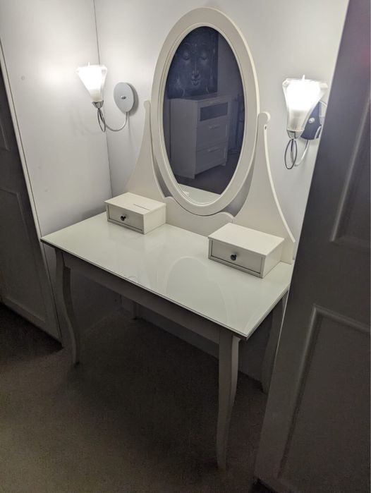 Столик для макияжа