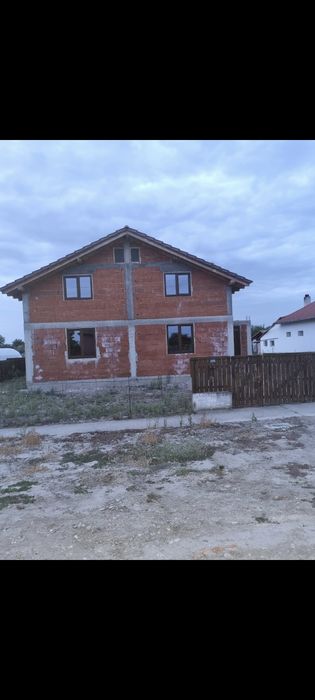 Casă la roșu + tâmplărie pvc