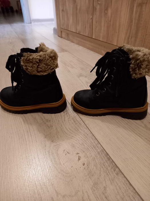 Ботуши за момиче 25 номер,Естествена  кожа.