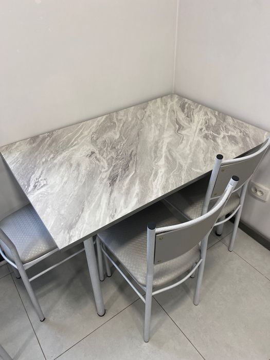 Стол обеденный и 4 стула