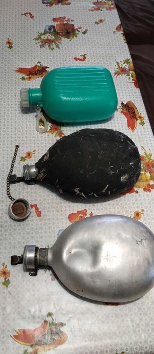 3 манерки за вода и 5 стъклени бутилки 0.7л със дървена стълба