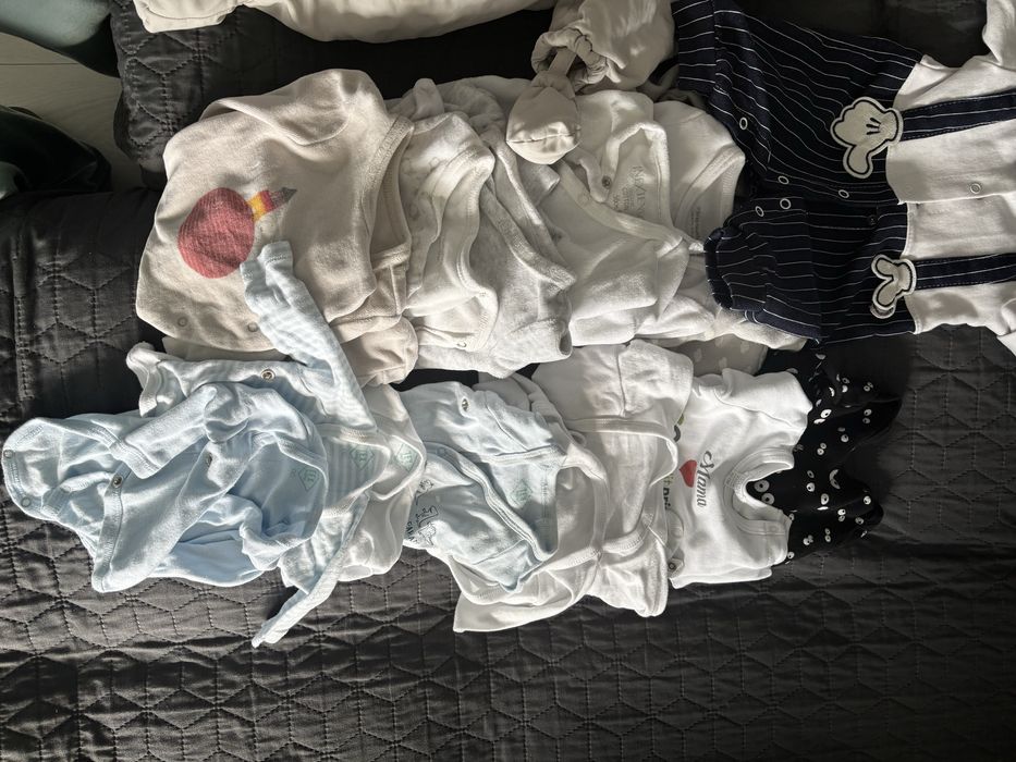 Pret modic! Lot haine bebe 0-3 luni complet + combinezon gros + accesorii