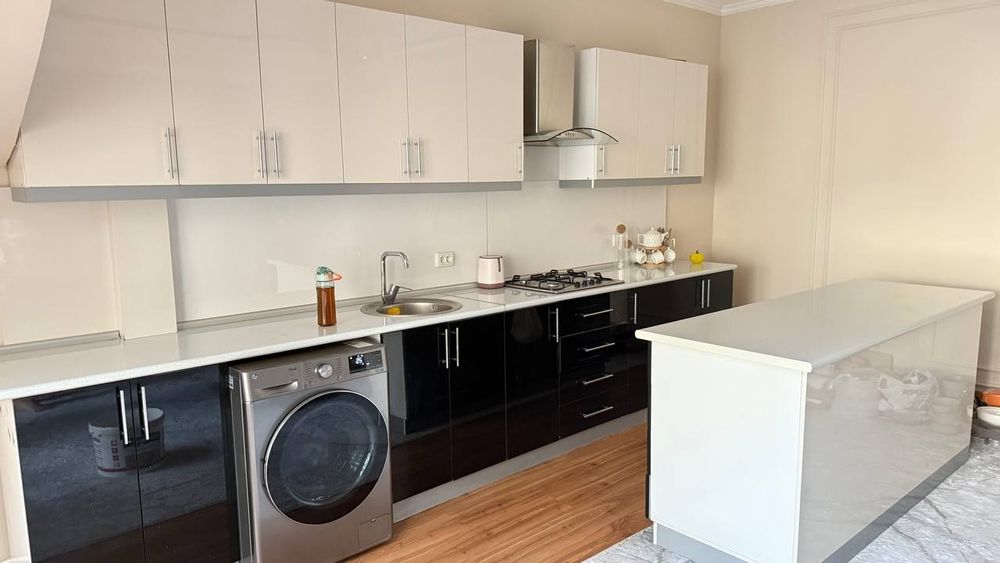 Продаю свой почти новый кухонный гарнитур островоком