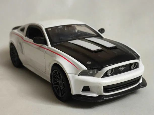 Maisto sp edition кола new ford mustang street racer бяла