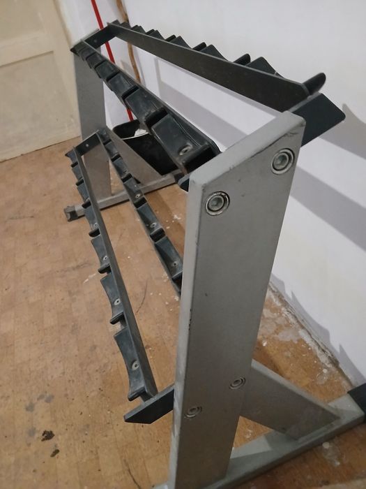 Стойка за дъмбели