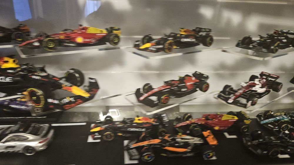 Diorama Formula 1 75 ani Bburago 1:43 si 1:24 cu vitrina