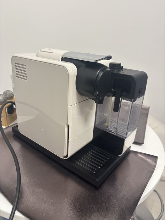 Кафемашина с капсули Nespresso Lattissima touch