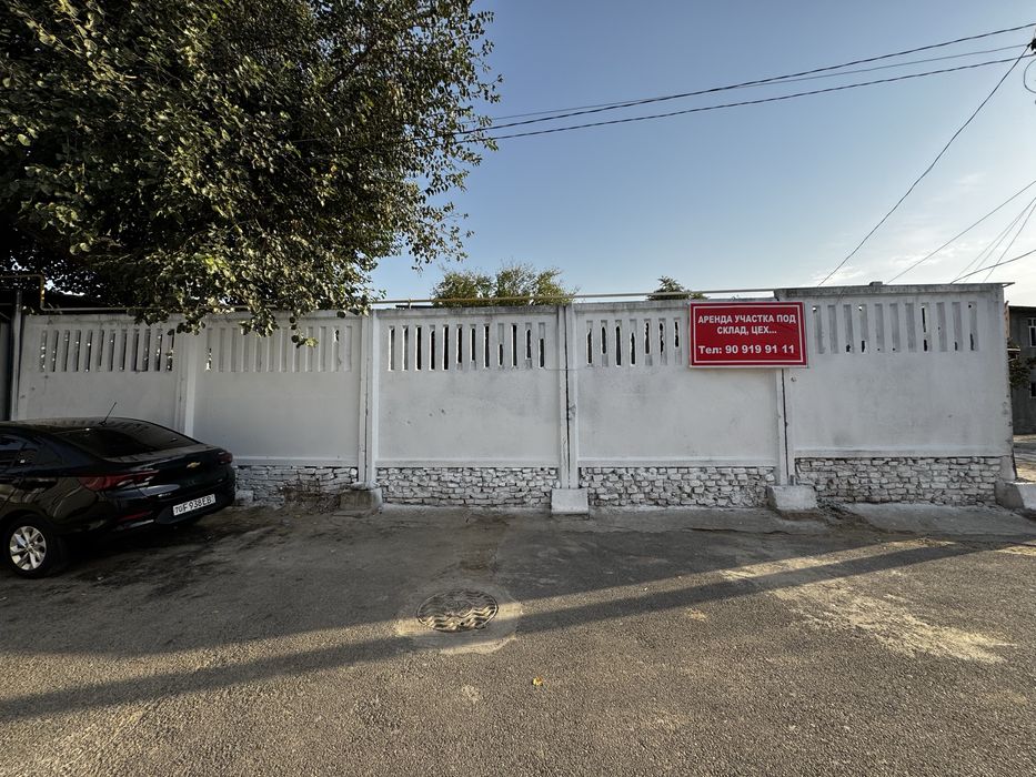 Chorsu kiyim bozori bilan 5 metr masofada sklad yashash uchun joy bor