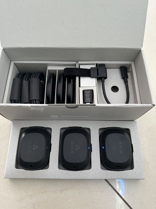 Kit Complet HTC VIVE Ultimate Tracker (3 Bucăți + Dongle) – Inside-Out Tracking