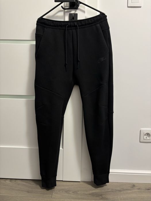 Vand Pantaloni Nike Tech Fleece / Marimea M