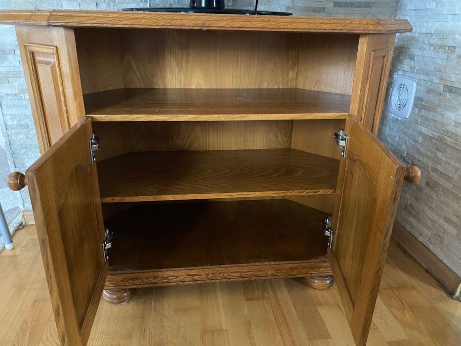 Vand comoda din lemn masiv.