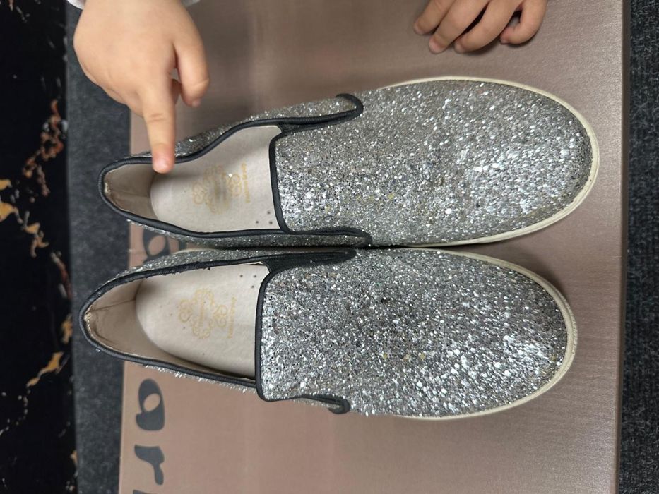Обувь женская с блестками.