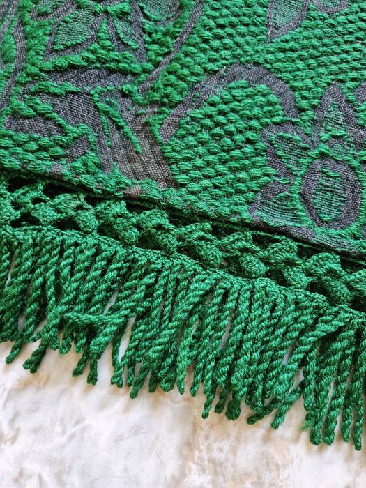 Тъкано вълнено одеало, позъбено на една кука. 100% вълна. 190/150(160)