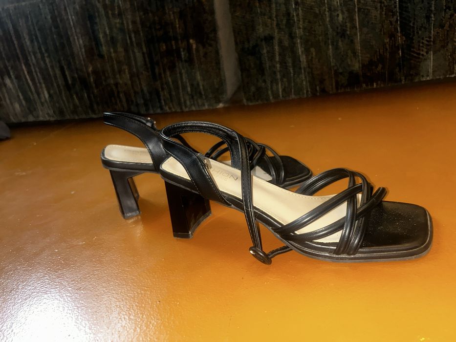 Открытые туфли на каблуке