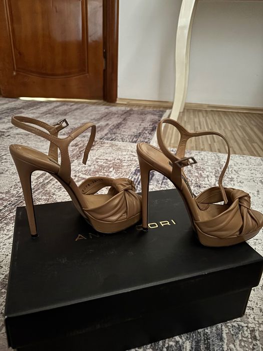 Sandale cu toc înalt