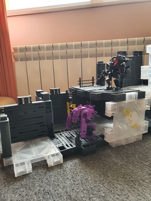 База с два робота